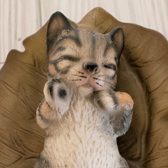 Global Art Harvey Knox Kingdom Cat Sleeping in Leaf E172A85 Japan 1983 VTG - Picture 5 of 15